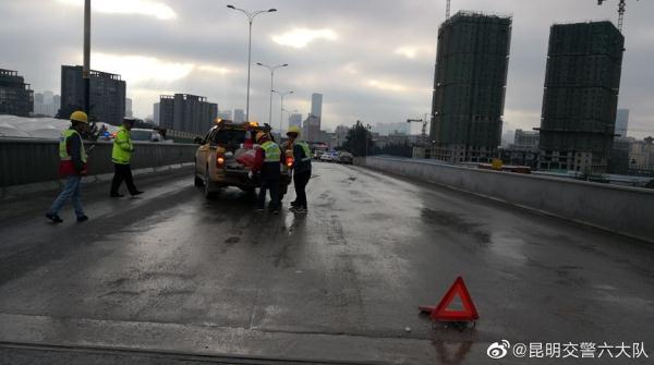 「光明网」今早太冷了！道路结冰引发一连串事故，一辆货车从桥面滑落 昆石高速双向封闭