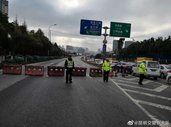 「光明网」今早太冷了！道路结冰引发一连串事故，一辆货车从桥面滑落 昆石高速双向封闭