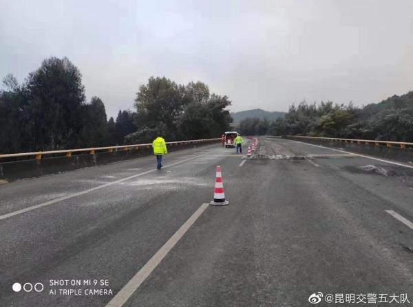 「光明网」今早太冷了！道路结冰引发一连串事故，一辆货车从桥面滑落 昆石高速双向封闭