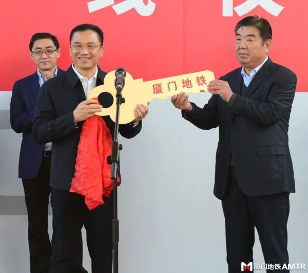 「光明网」刚刚！厦门地铁3号线首列车顺利下线！内饰满满厦门风