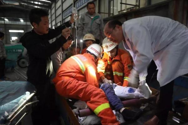 [光明网]上饶一工人脚被卷入机器，消防员“虎口”救人上演生死时速