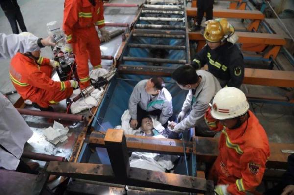 [光明网]上饶一工人脚被卷入机器，消防员“虎口”救人上演生死时速