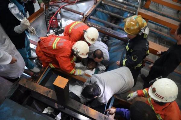 [光明网]上饶一工人脚被卷入机器，消防员“虎口”救人上演生死时速