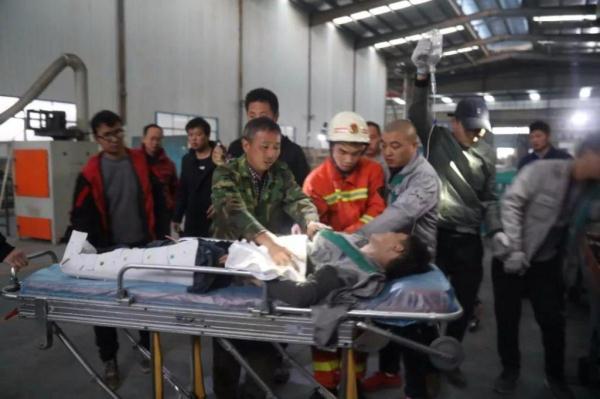 [光明网]上饶一工人脚被卷入机器，消防员“虎口”救人上演生死时速