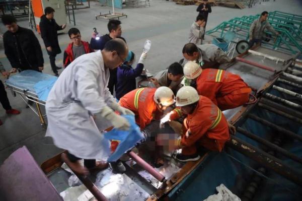[光明网]上饶一工人脚被卷入机器，消防员“虎口”救人上演生死时速