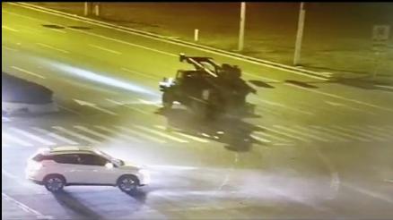 【光明网】男子深夜驾车抢黄灯 结果摊上了大事