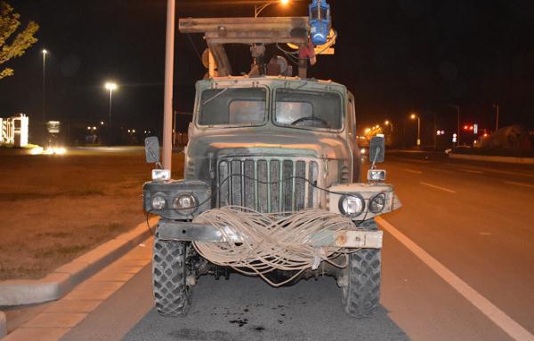 【光明网】男子深夜驾车抢黄灯 结果摊上了大事