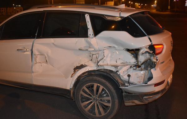 【光明网】男子深夜驾车抢黄灯 结果摊上了大事