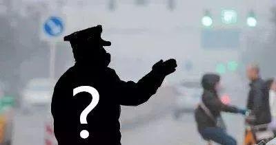 光明网@冬日里的温情：交警蜀黍的另一面