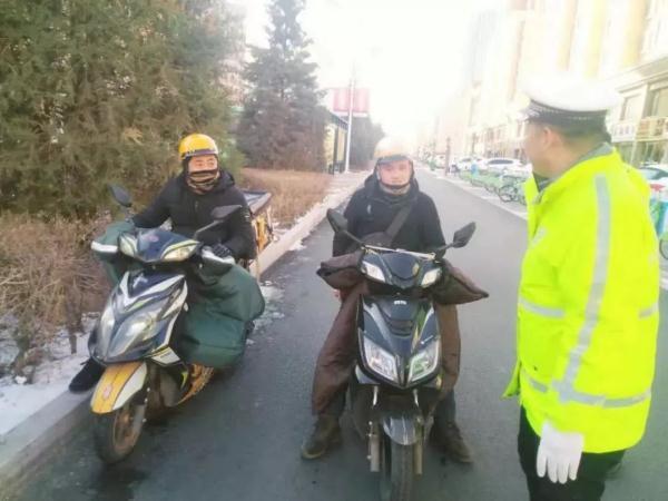 光明网@冬日里的温情：交警蜀黍的另一面