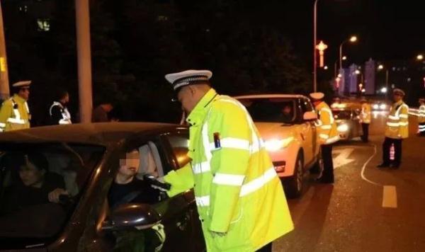 光明网@冬日里的温情：交警蜀黍的另一面