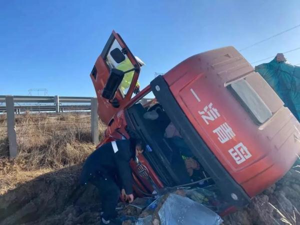 光明网@冬日里的温情：交警蜀黍的另一面