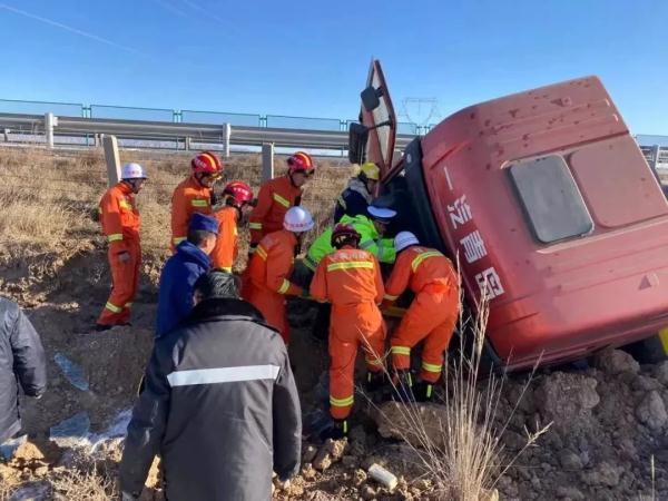 光明网@冬日里的温情：交警蜀黍的另一面