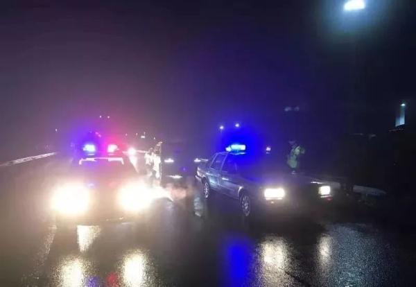 「光明网」水昭高速交警通宵达旦鏖战2019年入冬第一场雪 一线围观