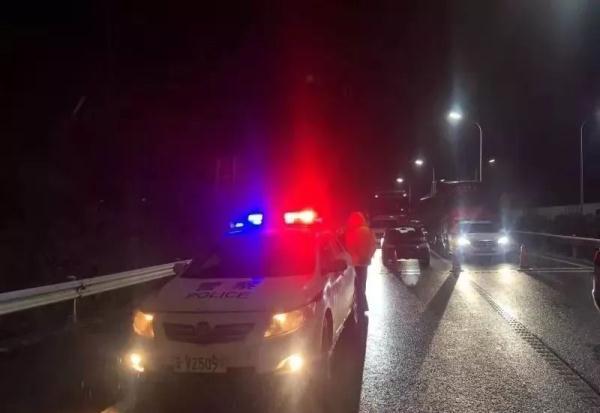 「光明网」水昭高速交警通宵达旦鏖战2019年入冬第一场雪 一线围观