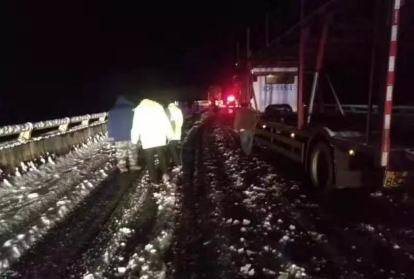 「光明网」水昭高速交警通宵达旦鏖战2019年入冬第一场雪 一线围观