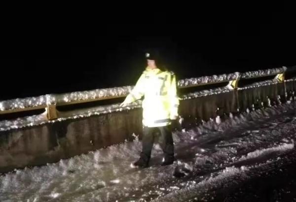 「光明网」水昭高速交警通宵达旦鏖战2019年入冬第一场雪 一线围观