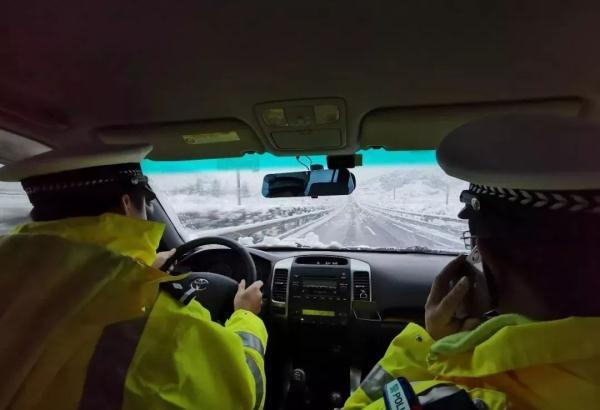 「光明网」水昭高速交警通宵达旦鏖战2019年入冬第一场雪 一线围观