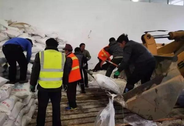 「光明网」水昭高速交警通宵达旦鏖战2019年入冬第一场雪 一线围观