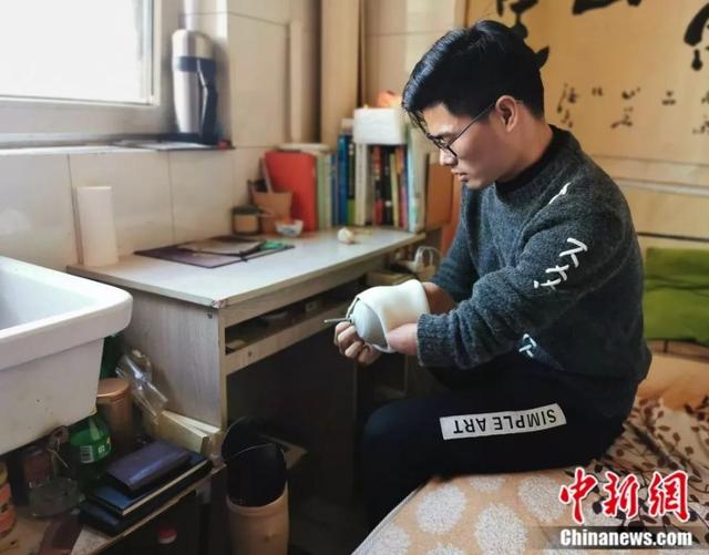 [环球网]独腿独臂送外卖，“90后”小伙公开征婚引全网站台