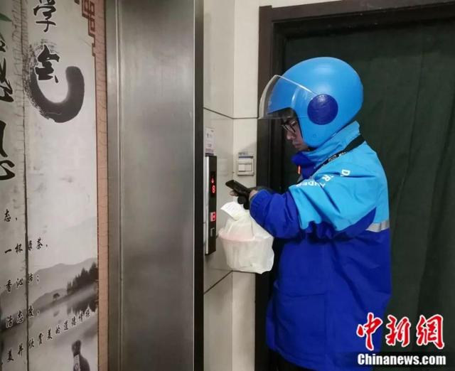 [环球网]独腿独臂送外卖，“90后”小伙公开征婚引全网站台