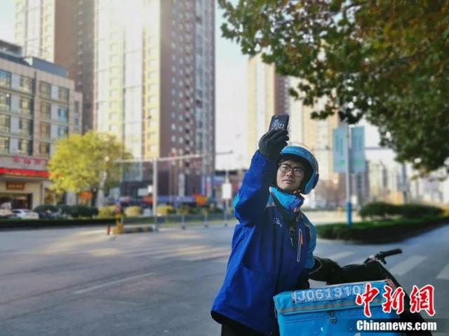[环球网]独腿独臂送外卖，“90后”小伙公开征婚引全网站台