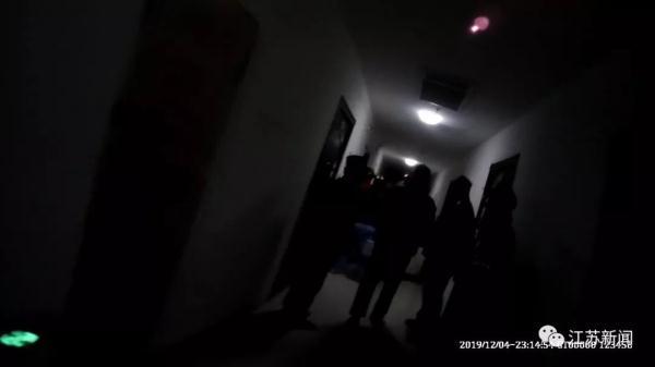 #光明网#你把门打开，我们24个人陪你吃夜宵