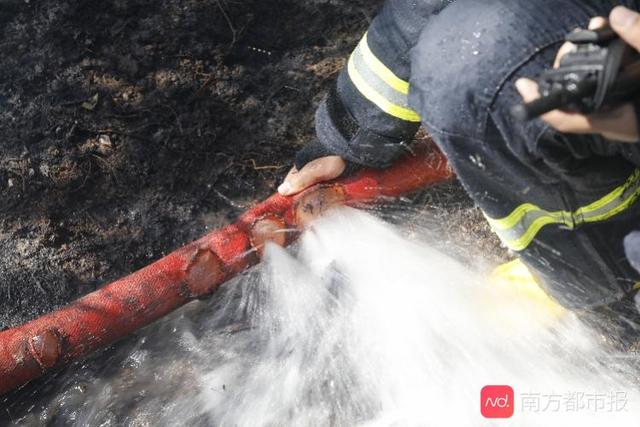 南方都市报：暖心！当地村民给救火消防员送爱心早餐：“你们辛苦了”