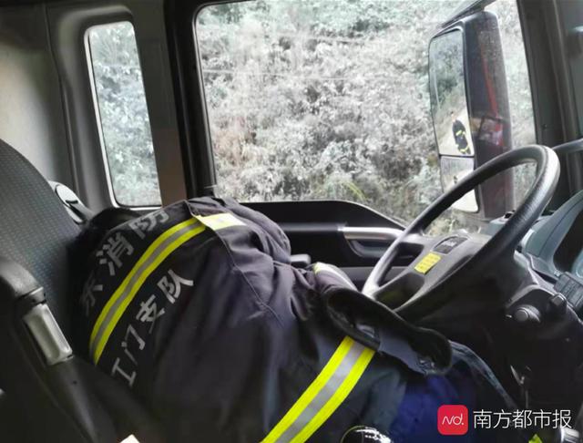 南方都市报：暖心！当地村民给救火消防员送爱心早餐：“你们辛苦了”