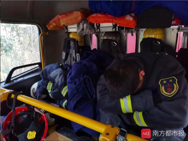 南方都市报：暖心！当地村民给救火消防员送爱心早餐：“你们辛苦了”