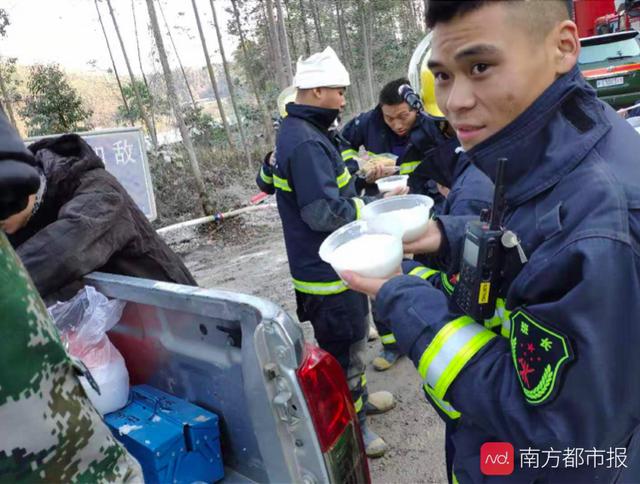 南方都市报：暖心！当地村民给救火消防员送爱心早餐：“你们辛苦了”