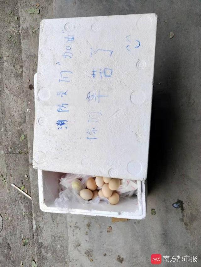 南方都市报：暖心！当地村民给救火消防员送爱心早餐：“你们辛苦了”