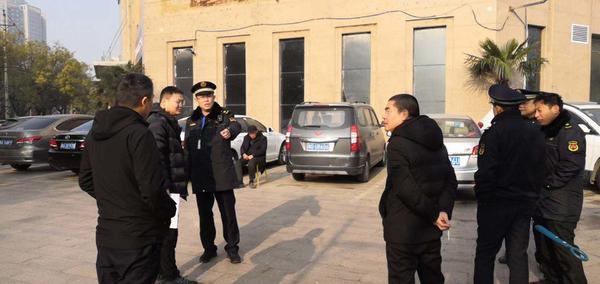 [大河网]占压盲道设置停车场？管城区城管局出手整治