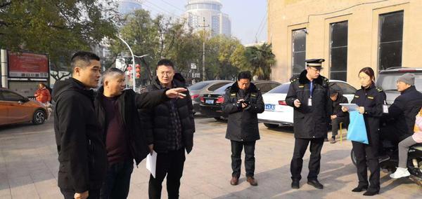 [大河网]占压盲道设置停车场？管城区城管局出手整治