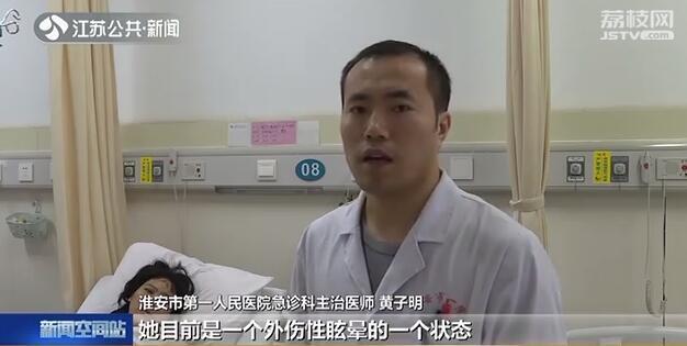 「环球网」沉重路牌突然砸向孩子 女教师迎头扛住被砸得头破血流