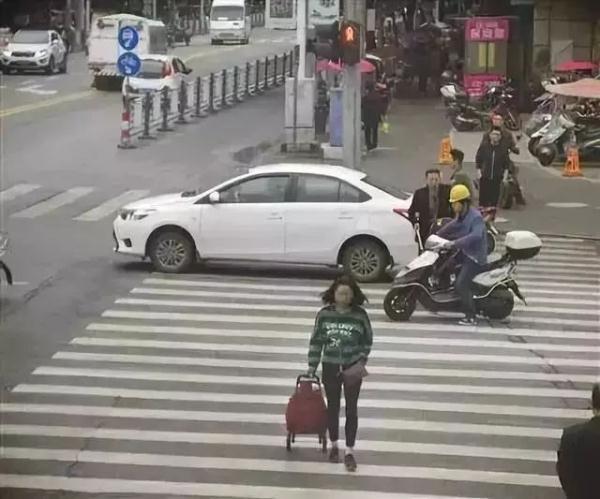 【光明网】“闯黄灯”失败是走？还是停？有答案啦