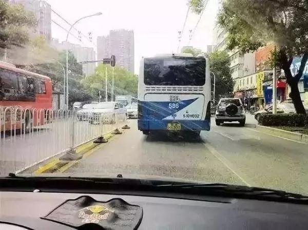 【光明网】“闯黄灯”失败是走？还是停？有答案啦