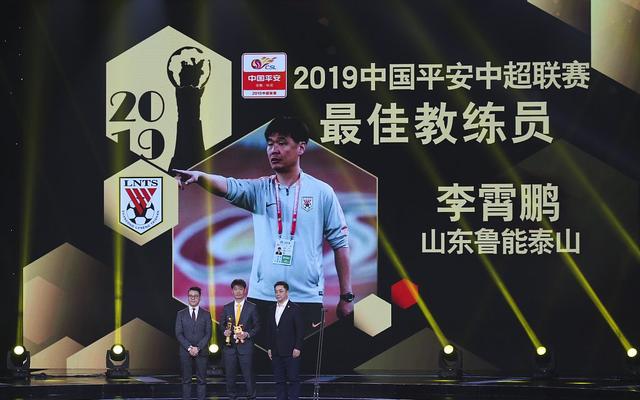 【新京报】李霄鹏获2019中超最佳教练，这11位入选最佳阵容