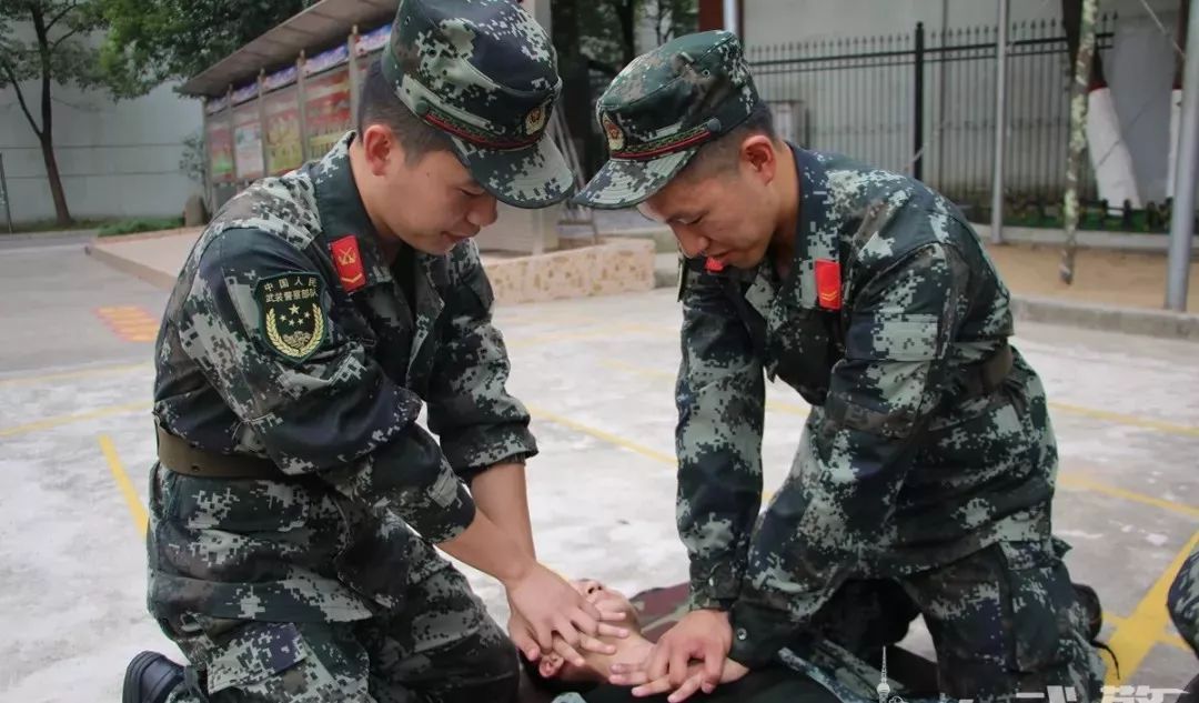 「人民武警」熄灯号丨戴上上士警衔，有了父亲当年的模样