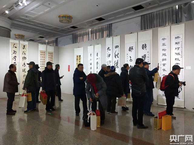 [央广网]组图｜庆祝中华人民共和国成立70周年楹联书法作品展开幕