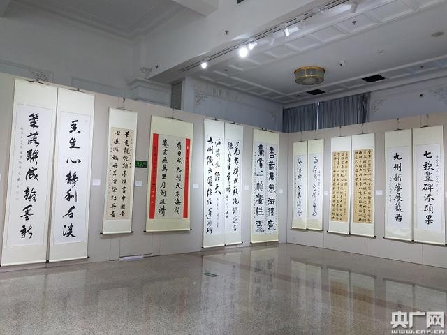 [央广网]组图｜庆祝中华人民共和国成立70周年楹联书法作品展开幕