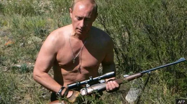 「参考消息网」不再“赤膊上阵” 普京新年写真日历画风有些不一样