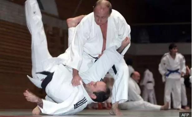 「参考消息网」不再“赤膊上阵” 普京新年写真日历画风有些不一样