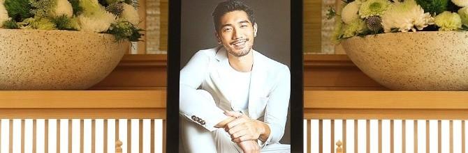 新京报@高以翔灵堂外有人借机敛财，公司发声明拒绝粉丝破费