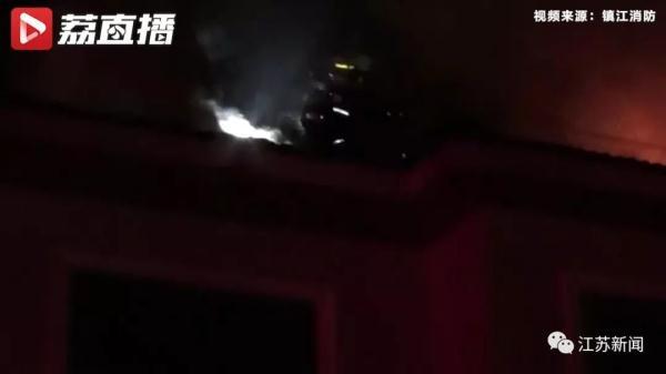 [光明网]男子放烟花庆祝搬家，然而接下来的一幕谁都想不到……