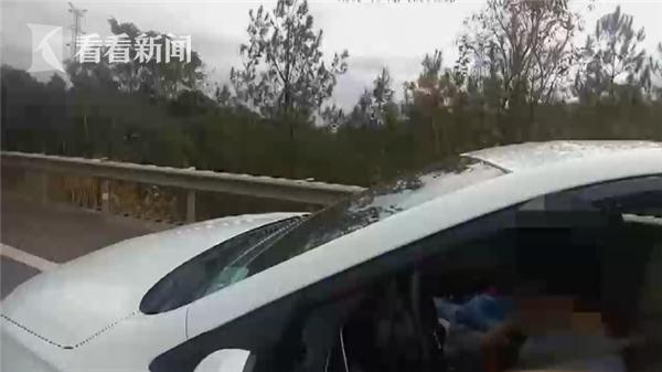 [看看新闻]没钱缴费 女司机违停高速等转账！一听处罚她当场哭了……