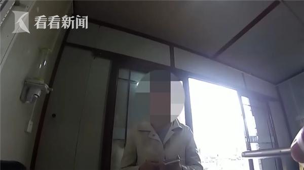 [看看新闻]没钱缴费 女司机违停高速等转账！一听处罚她当场哭了……