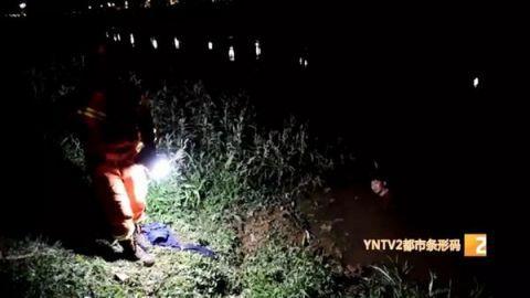 光明网■大冷天，男子酒后上厕所，不料滑入泥潭无法脱身，浸泡半小时……隔着屏幕都感觉到了冷啊