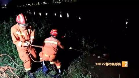 光明网■大冷天，男子酒后上厕所，不料滑入泥潭无法脱身，浸泡半小时……隔着屏幕都感觉到了冷啊