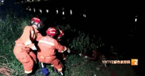 光明网■大冷天，男子酒后上厕所，不料滑入泥潭无法脱身，浸泡半小时……隔着屏幕都感觉到了冷啊